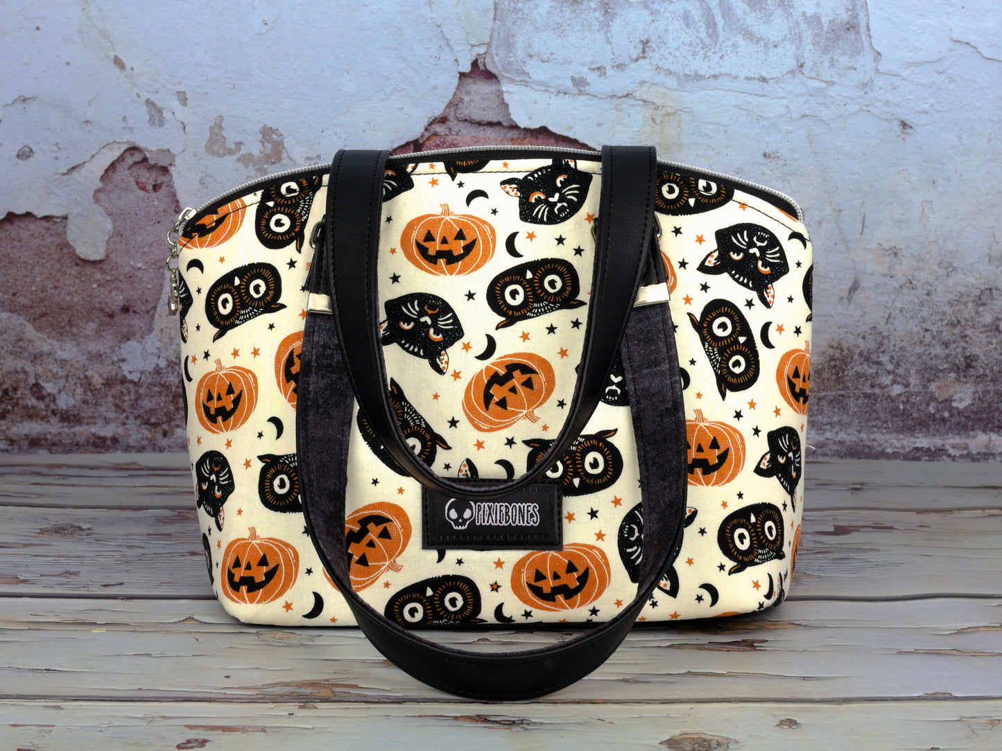 Light Retro Halloween Lola Handbag